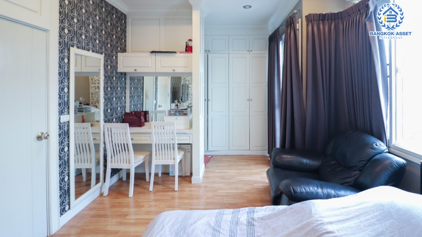 *****ทาวน์เฮ้าส์มือสอง โซนนนทบุรี ม.กัสโต้ ปิ่นเกล้า-จรัญสนิทวงศ์ เนื้อที่กว้าง 20.70 ตร.ว. ฟังก์ชัน 4 ห้องนอน 3 ห้องน้ำ ที่จอดรถ 2 คัน บ้านคุณภาพจากแบรนด์ Q HOUSE สภาพสวย พร้อมเข้าอยู่ มีเฟอร์นิเจอร์บิ้วอินให้ทั้งหลัง บนทำเลเดินทางสะดวก ใกล้รถไฟฟ้าสายสีแดง "สถานีบางบำหรุ" และทางด่วน "ศรีรัช"